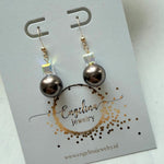 Oorbellen met Swarovski parel in donkerbruin - Engelina Jewelry