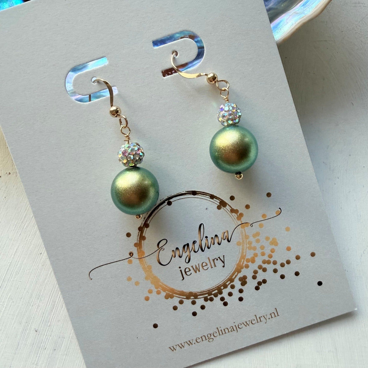 Oorhaakjes met Swarovski parel in goud groene kleur - Egnelina Jewely
