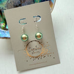 Zilveren oorhaakjes met Swarovski parel in zachtgren - Engelina Jewelry