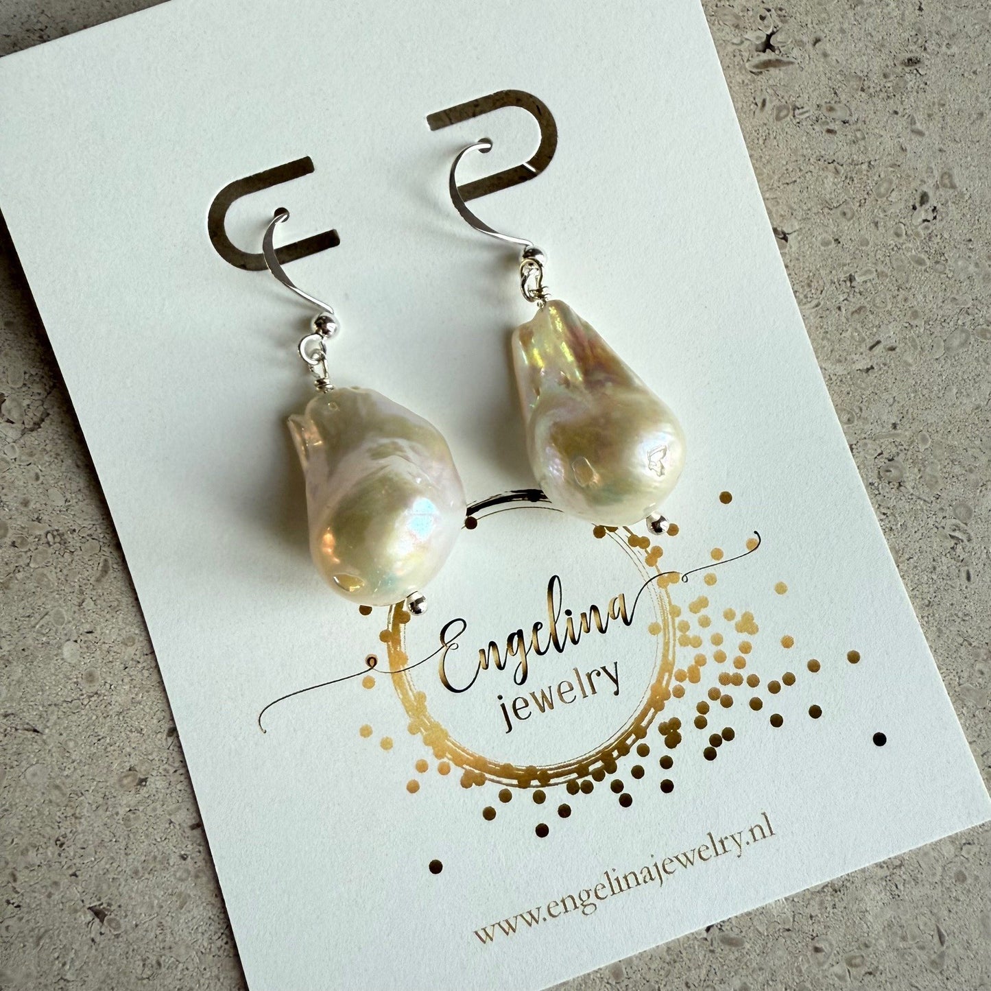 Oorbellen met baroque parel aan zilver haakje