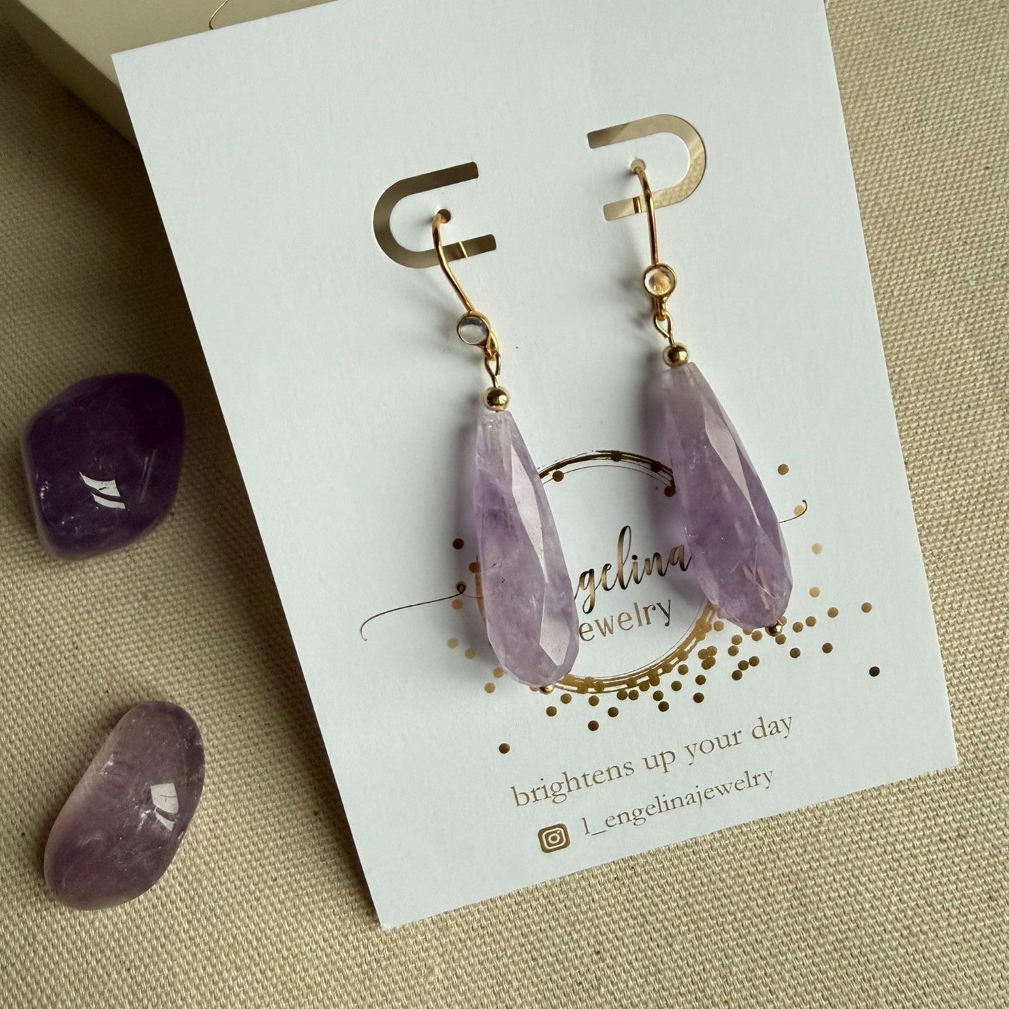 Gold filled oorbellen met lavendel amethist druppel