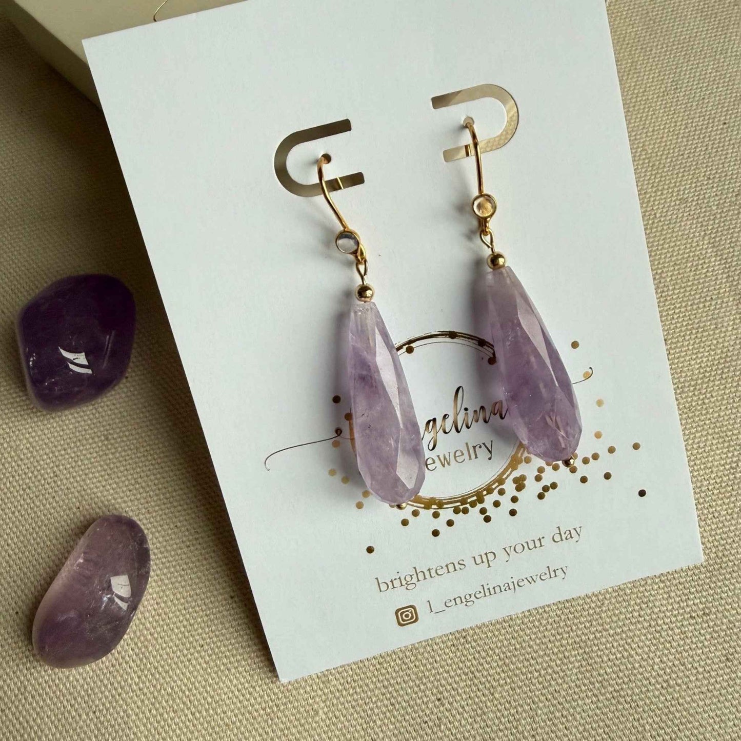 Gold filled oorbellen met lavendel amethist druppel