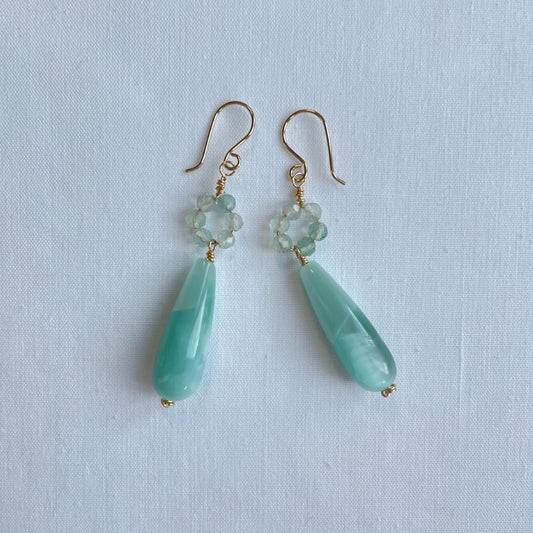 Aan een 14K gold filled oorhaakje hangen onder een kransje van fluoriet facetkraaltjes, deze mooie zachtgroene, lange druppels van angeliet. De fluoriet kraaltjes zijn zo uitgezocht dat ze goed bij de druppels passen. De druppels hebben verschillende groene tinten en zijn niet identiek, maar passen heel mooi bij elkaar.