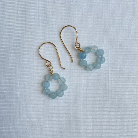 Aan een 14K gold filled haakje hangt een kransje van aquamarijn facetkraaltje in verschillende mooie blauwtinten.