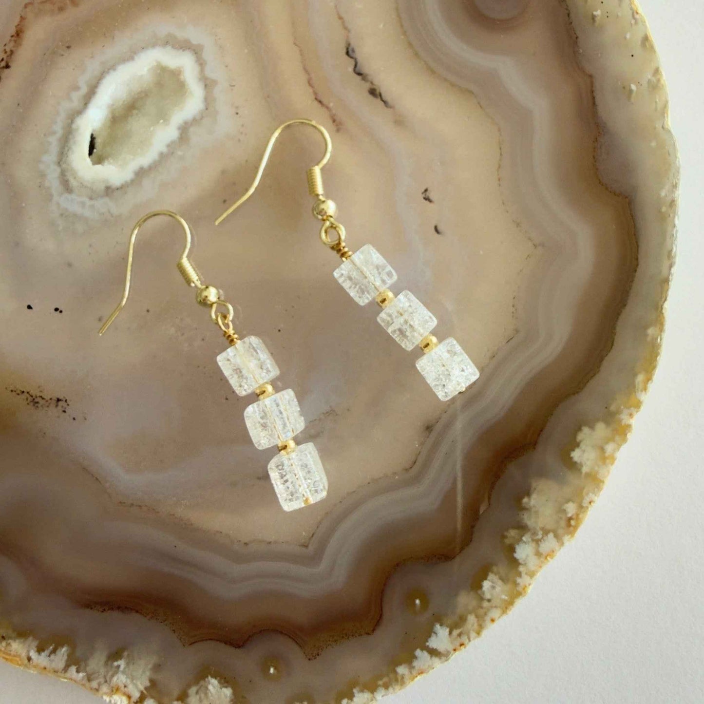 Gold filled oorbellen met bergkristal blokjes
