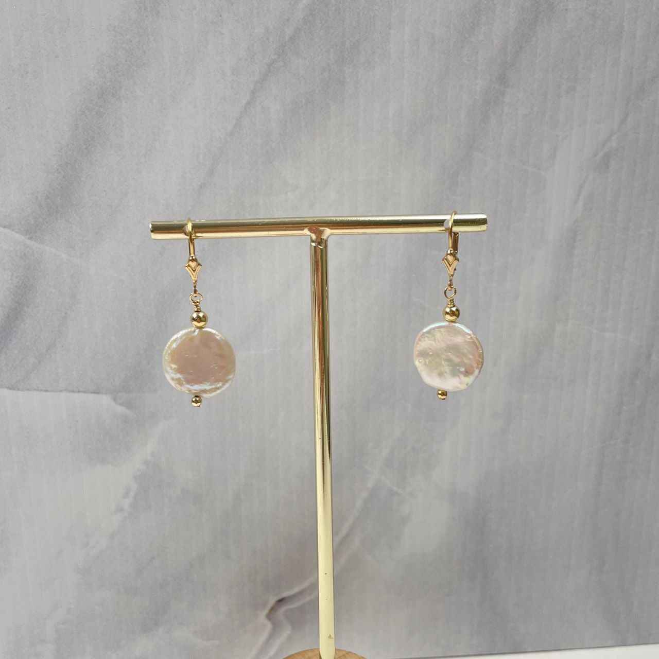 Gold filled oorbellen met zoetwaterparel munt