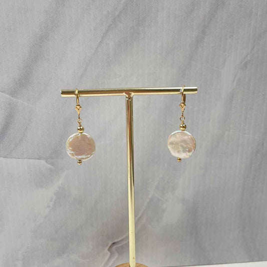 Gold filled oorbellen met zoetwaterparel munt