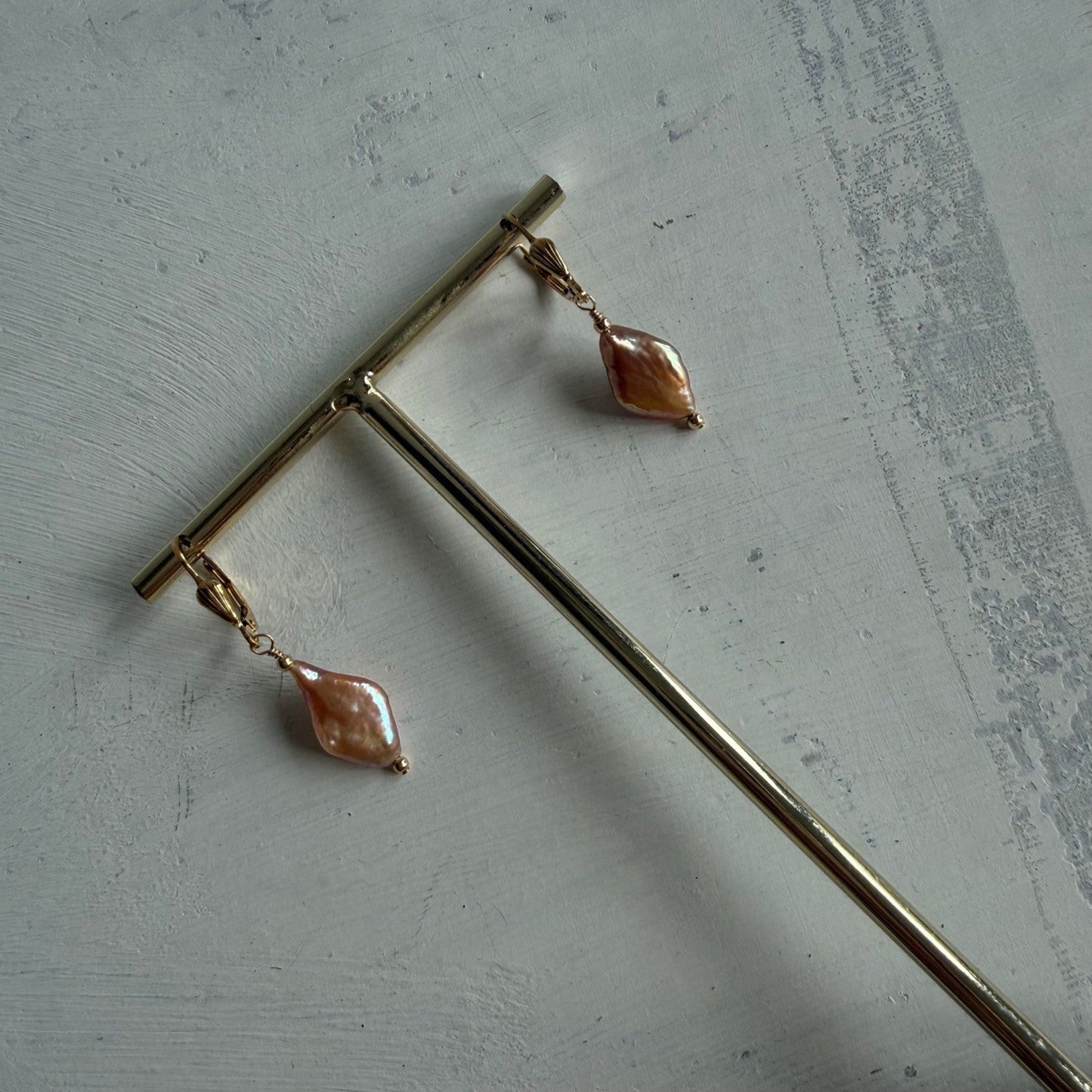 Sluitbare gold filled oorbellen met ruitvormige parel - Engelina Jewelry
