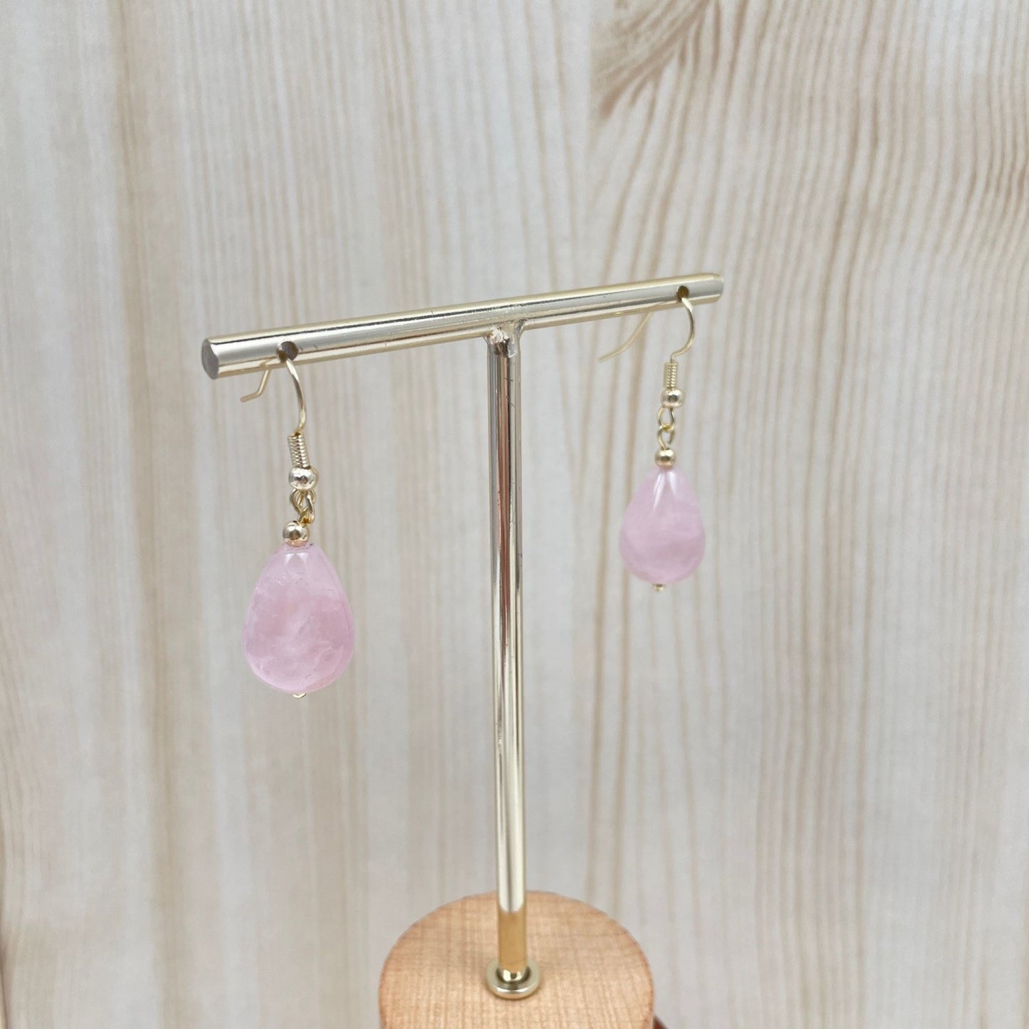 Gold filled oorbellen met rozenkwarts druppel