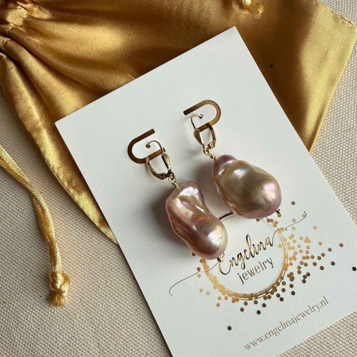 Oorbellen met goudkleurige baroque parel aan gold filled haakje.