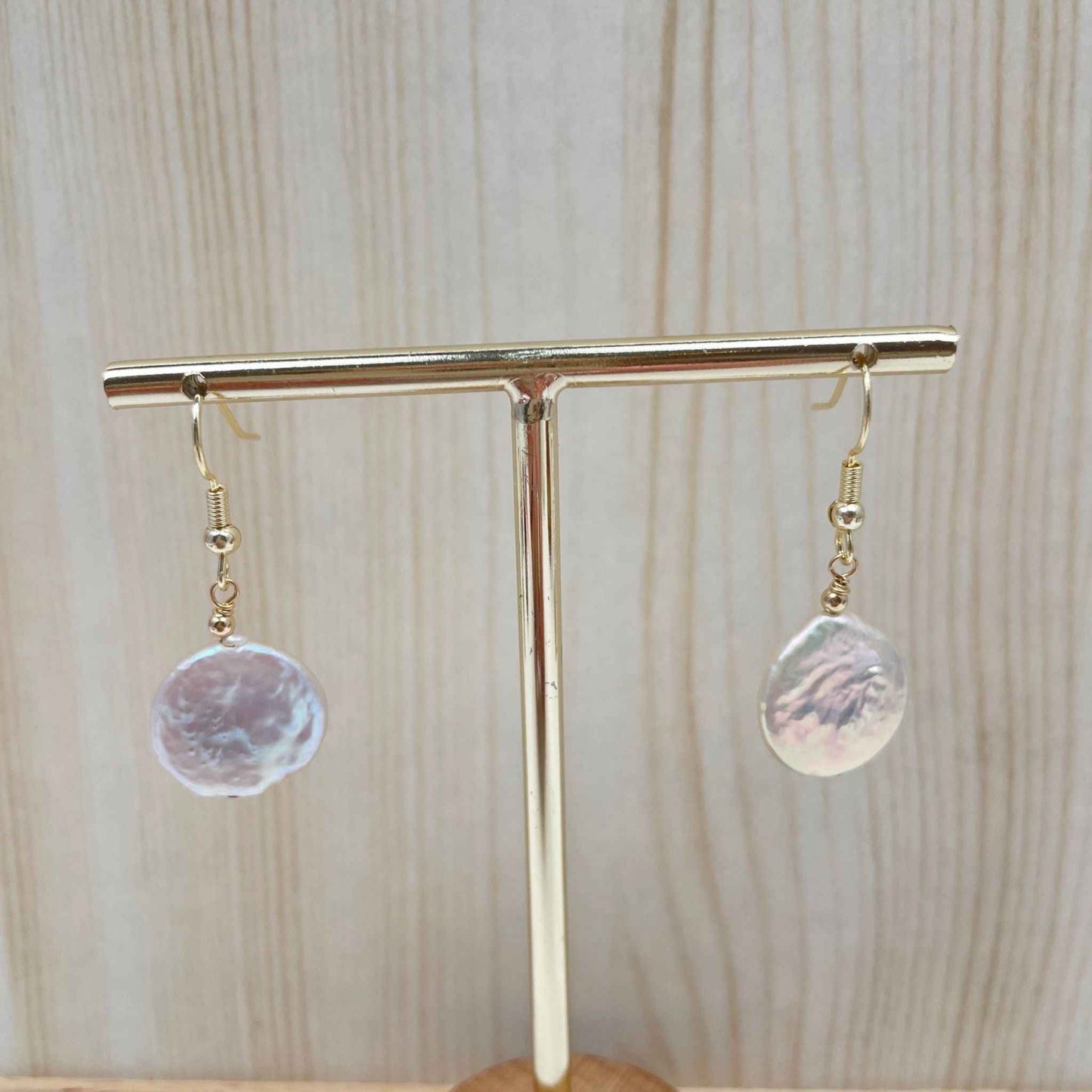 Gold filled oorbellen met zoetwaterparel munt