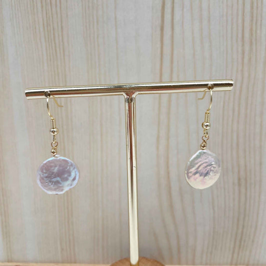 Gold filled oorbellen met zoetwaterparel munt