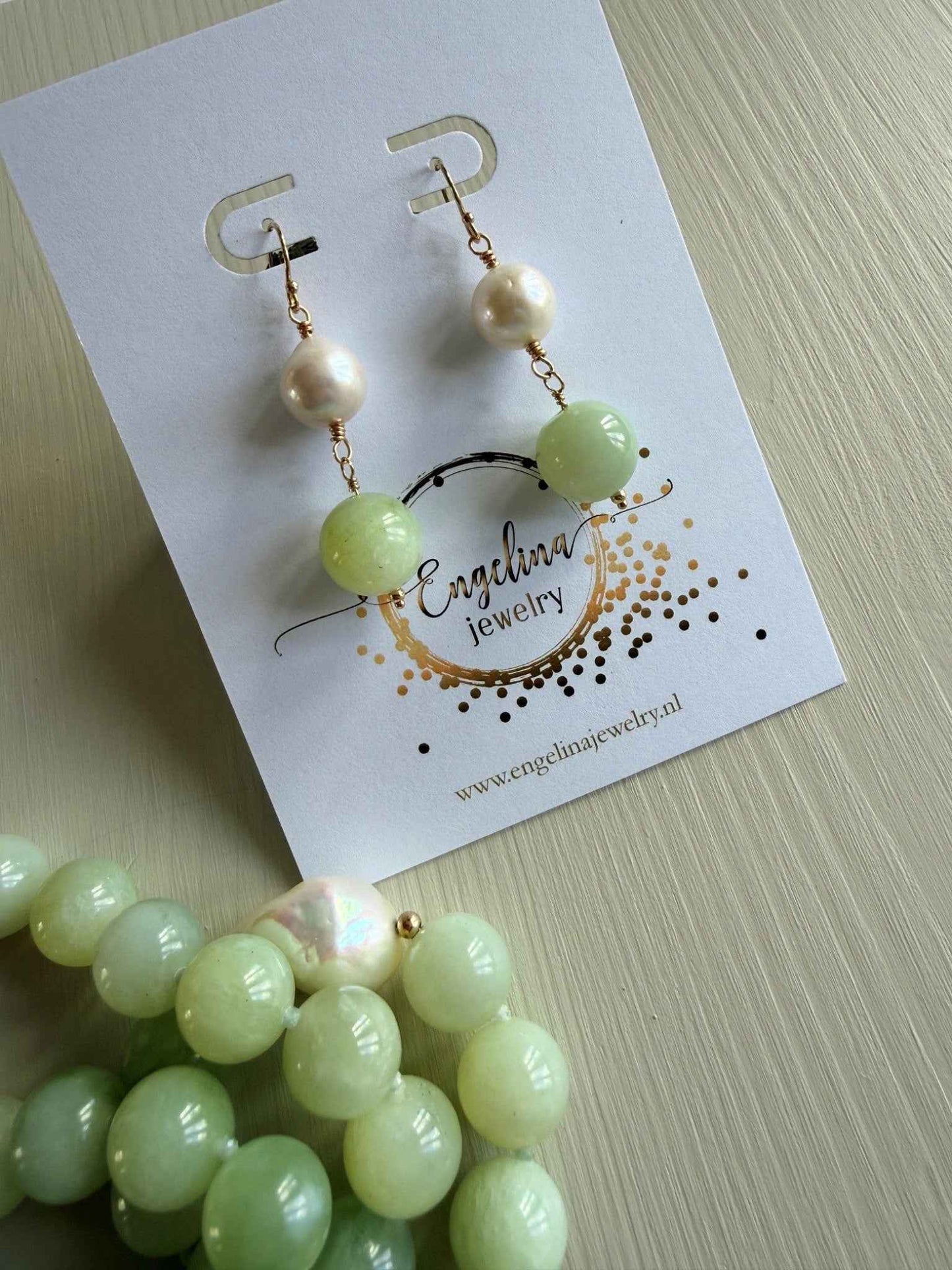 Oorbellen van jade en een Edison parel aan gold filled haakje