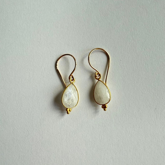 Oorbellen met maansteen druppels