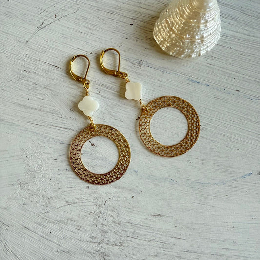 Oorbellen met schelp klavertje en open mandela