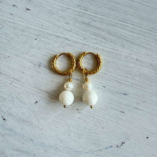 Oorbellen met zoetwaterparels en koraal