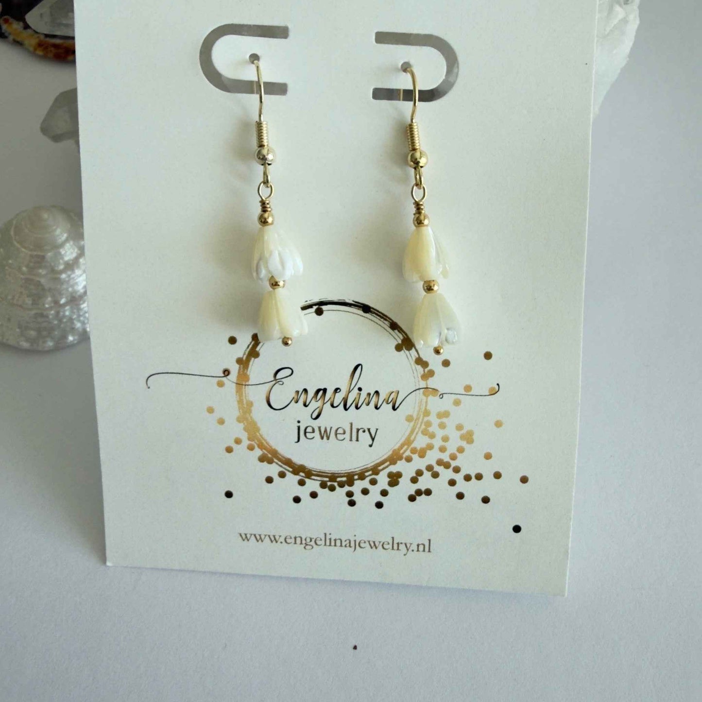 Gold filled oorbellen met parelmoer bloemetjes
