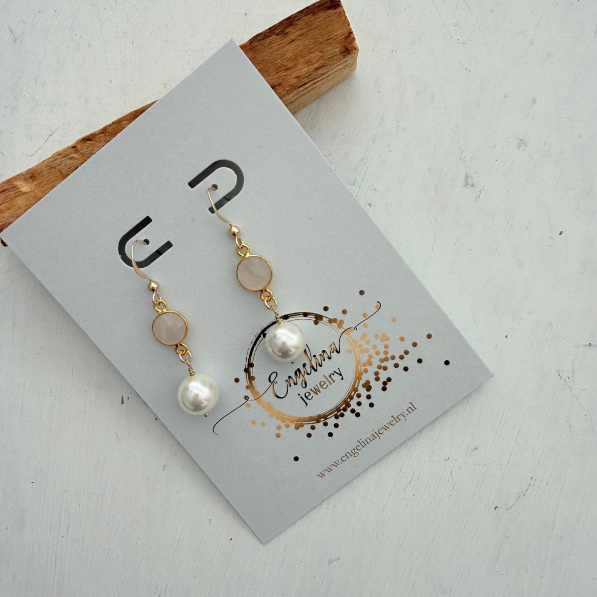 Gold filled oorhaakjes met rozenkwarts bedel en een schelpparel - Engelina Jewelry