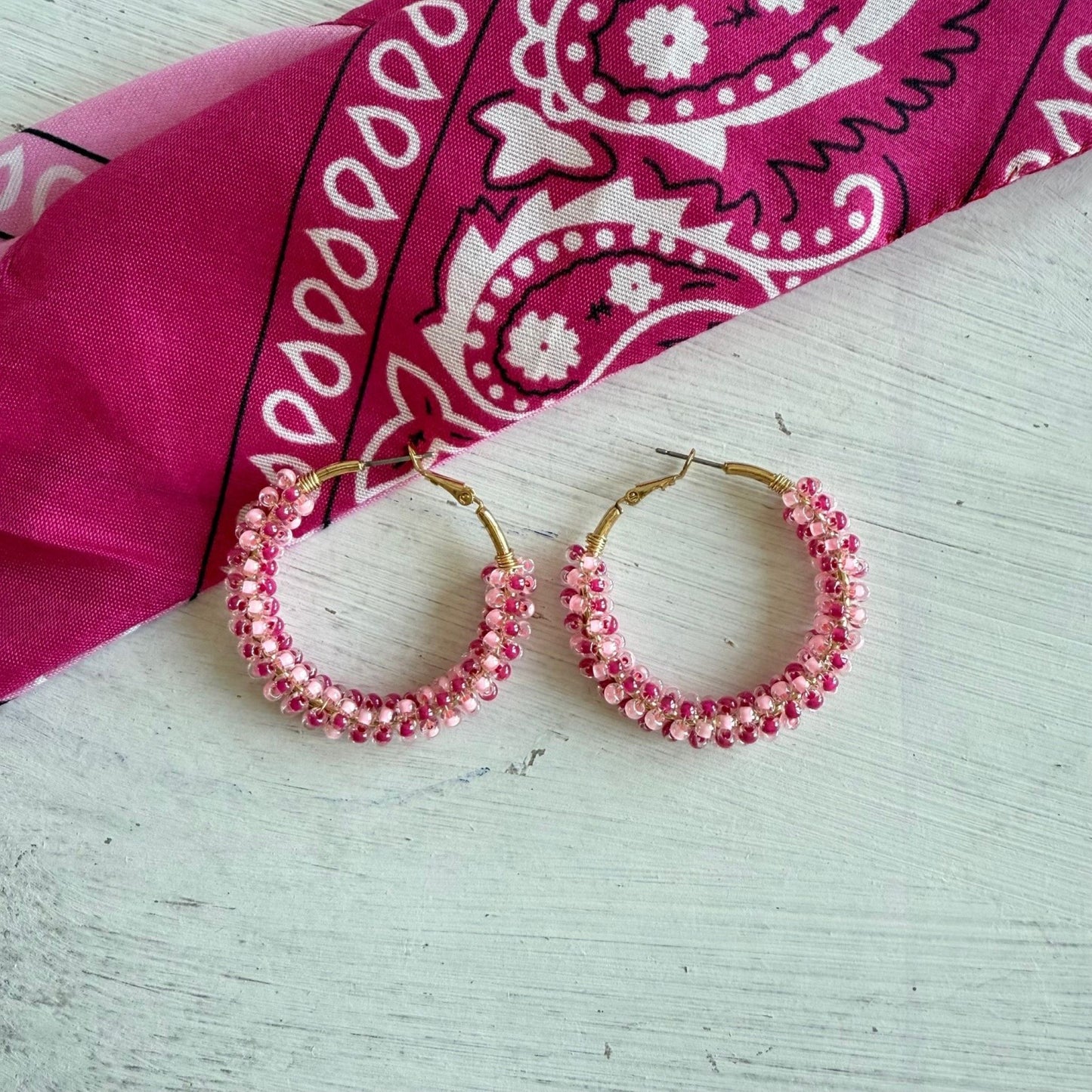 Oorbellen omwikkeld met roze kraaltjes