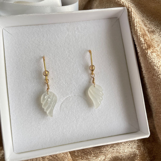 Oorbellen van witte maansteen vleugels aan 18K vermeil haakje