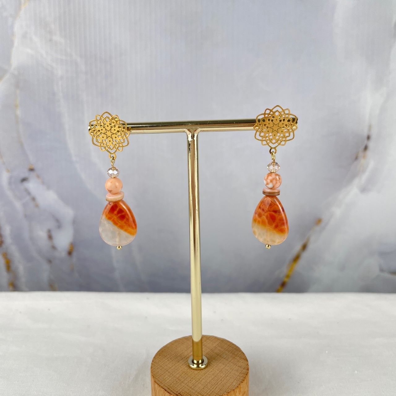 Oorbellen met vuuragaat druppel en natuursteen kraal