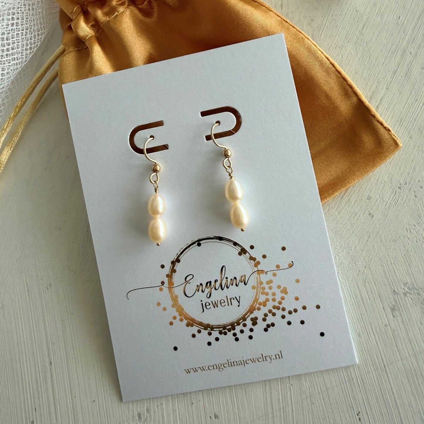 Gold filled oorhaakjes met zoetwaterparels