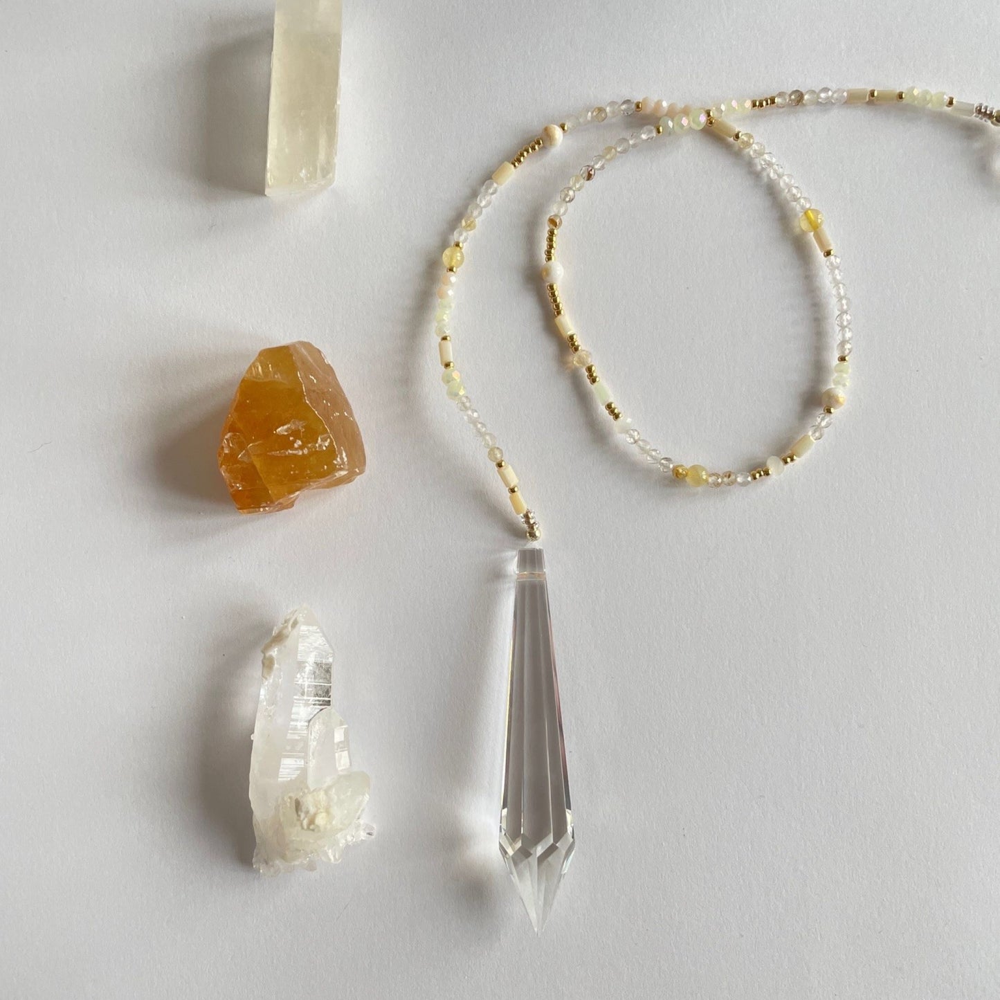 Regenboogkristal pegel met rutielkwarts en kristal nr. 9