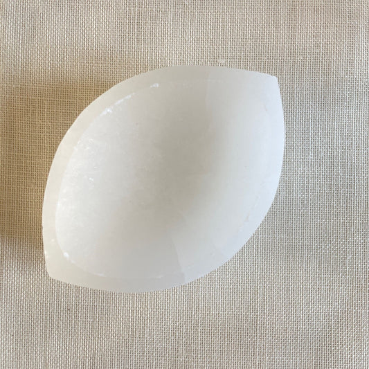 Schaaltje van seleniet voor het opladen van edelstenen