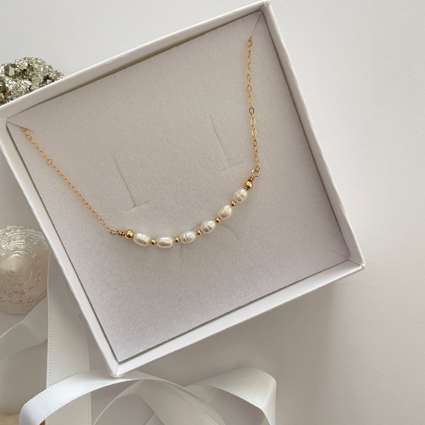 Handgemaakte ketting van ronde kralen met 14K gold filled haakslotje — Engelina Jewelry