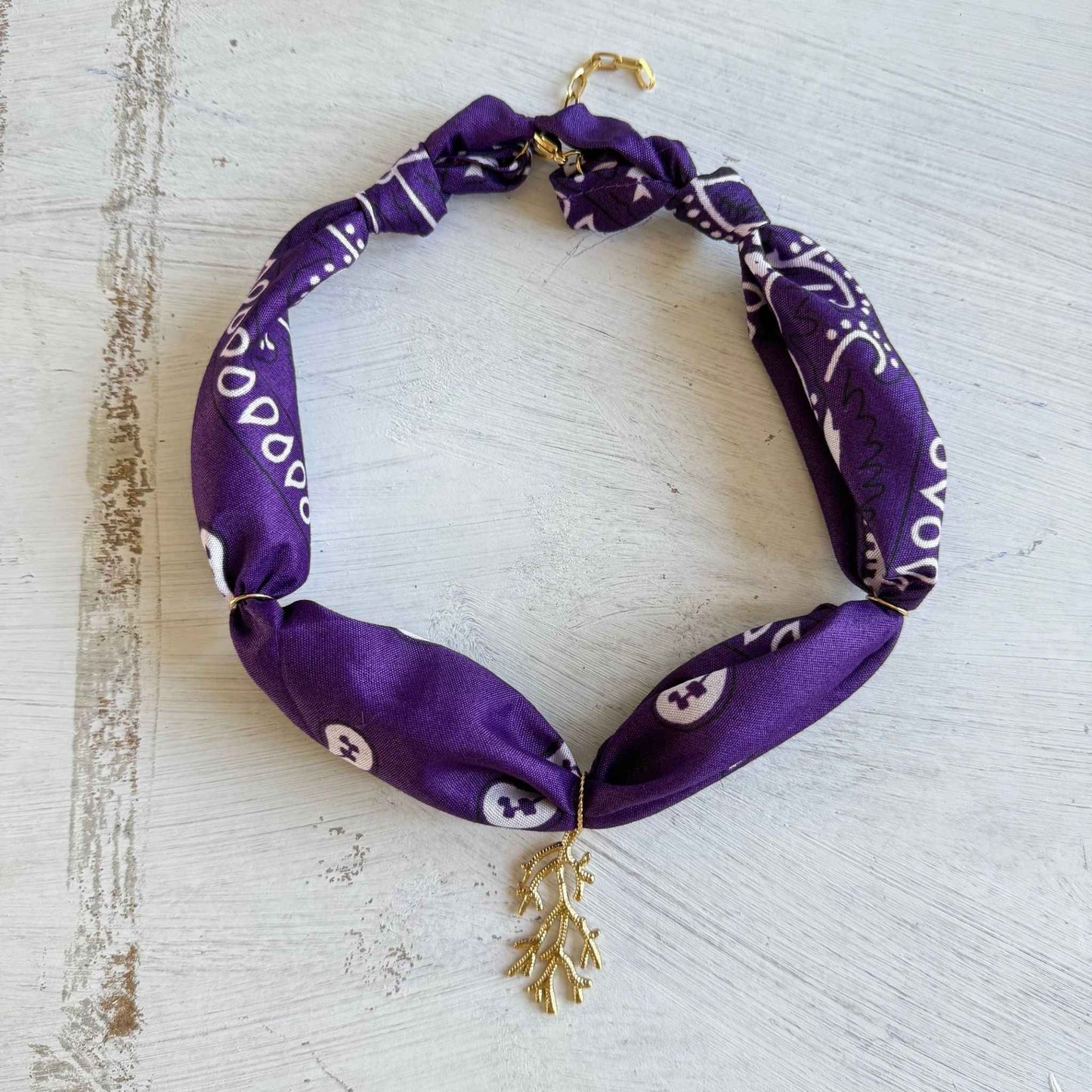 Bohemian bandana ketting met koraaltakje hanger