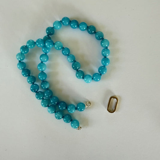 Ketting van helblauwe jade kralen met sterling zilveren open einden