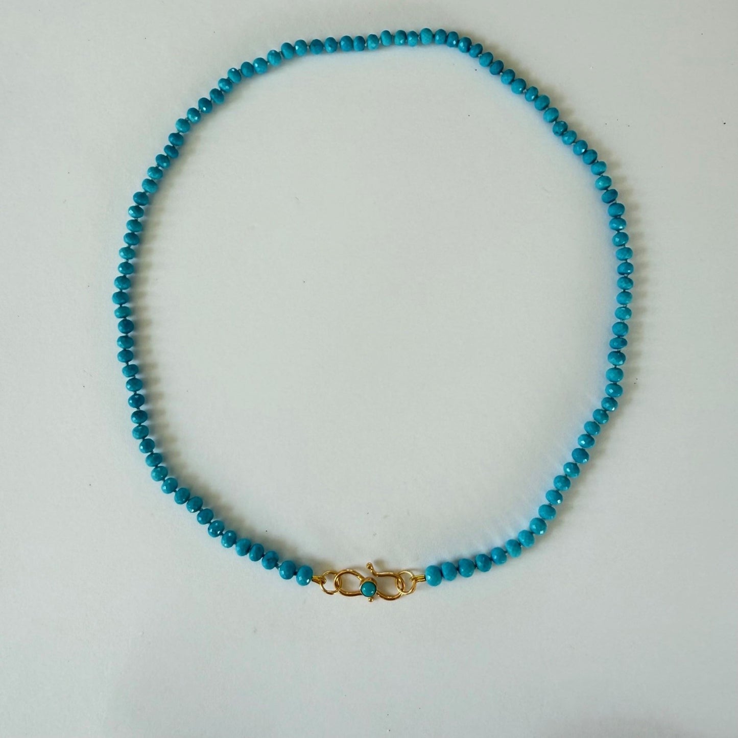 Ketting van turkoois facetkralen en vermeil siersluiting