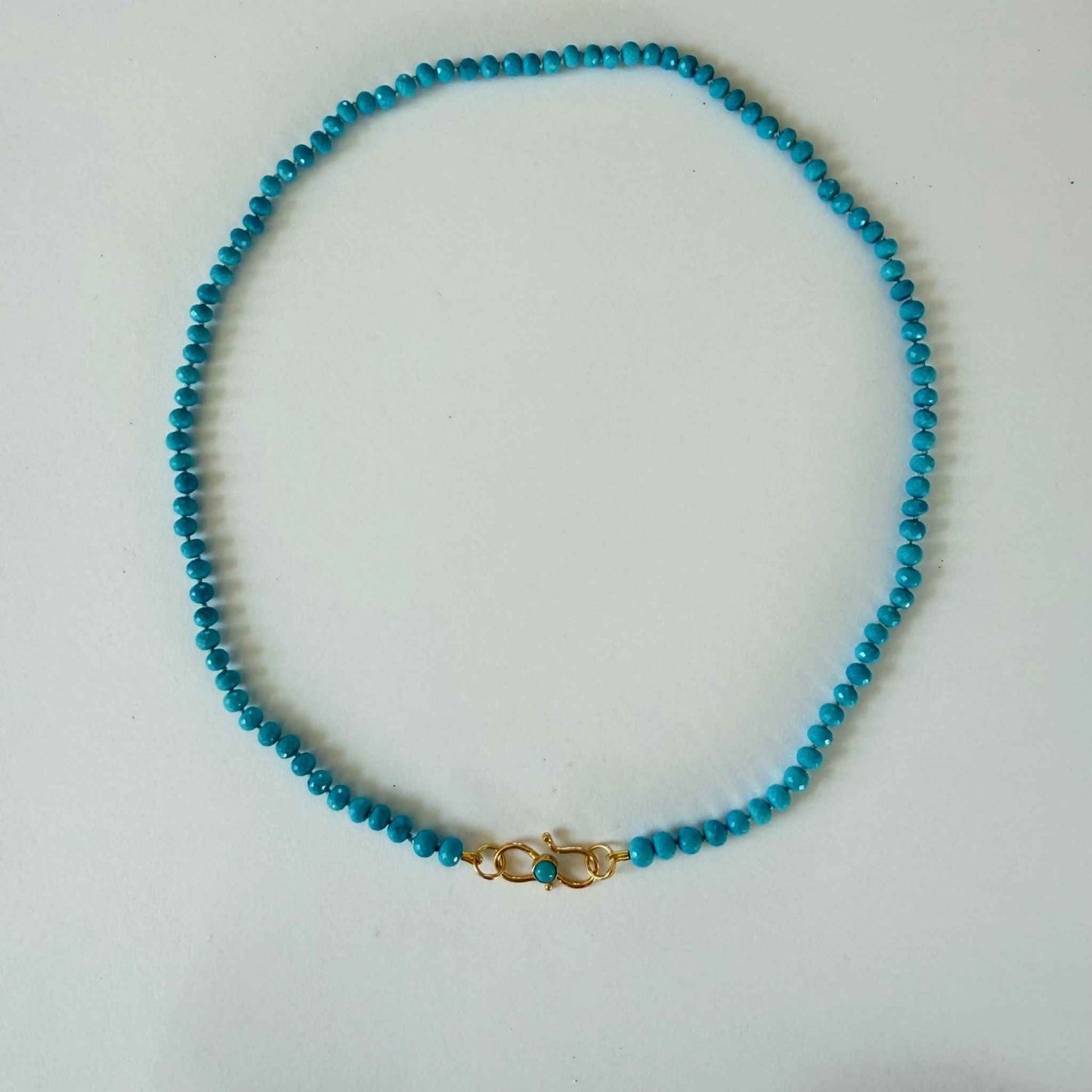 Ketting van turkoois facetkralen en vermeil siersluiting