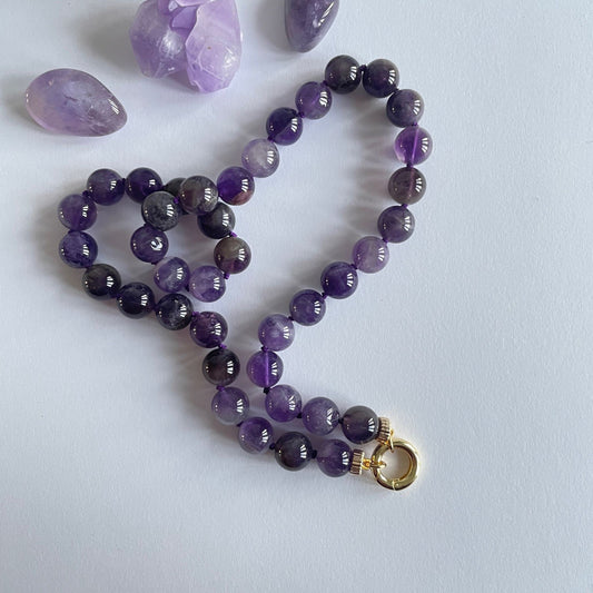 Korte ketting van amethist kralen met open einden