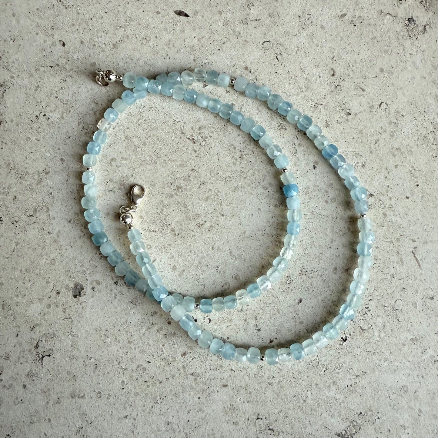 Handgemaakte ketting van ronde kralen met 14K gold filled haakslotje — Engelina Jewelry