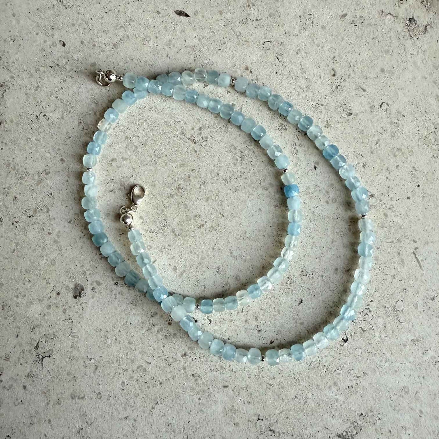Ketting van aquamarijn blokjes met facetjes en zilveren slotje