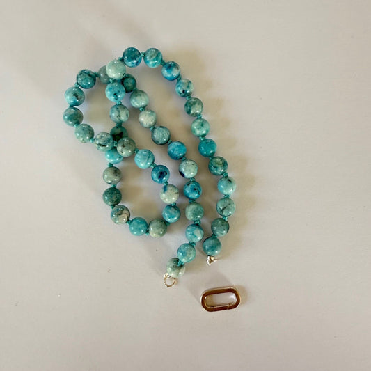 Ketting van hemimorfiet kralen met zilveren uiteinden