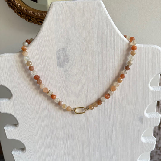 Ketting van perzikmaansteen kralen met gold filled sluiting