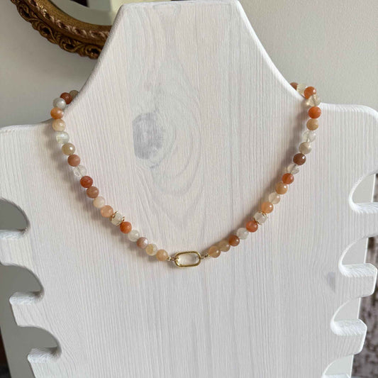 Ketting van perzikmaansteen kralen met gold filled sluiting