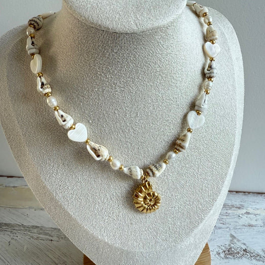 Choker van schelpjes en parelmoer hartjes en schelp bedel