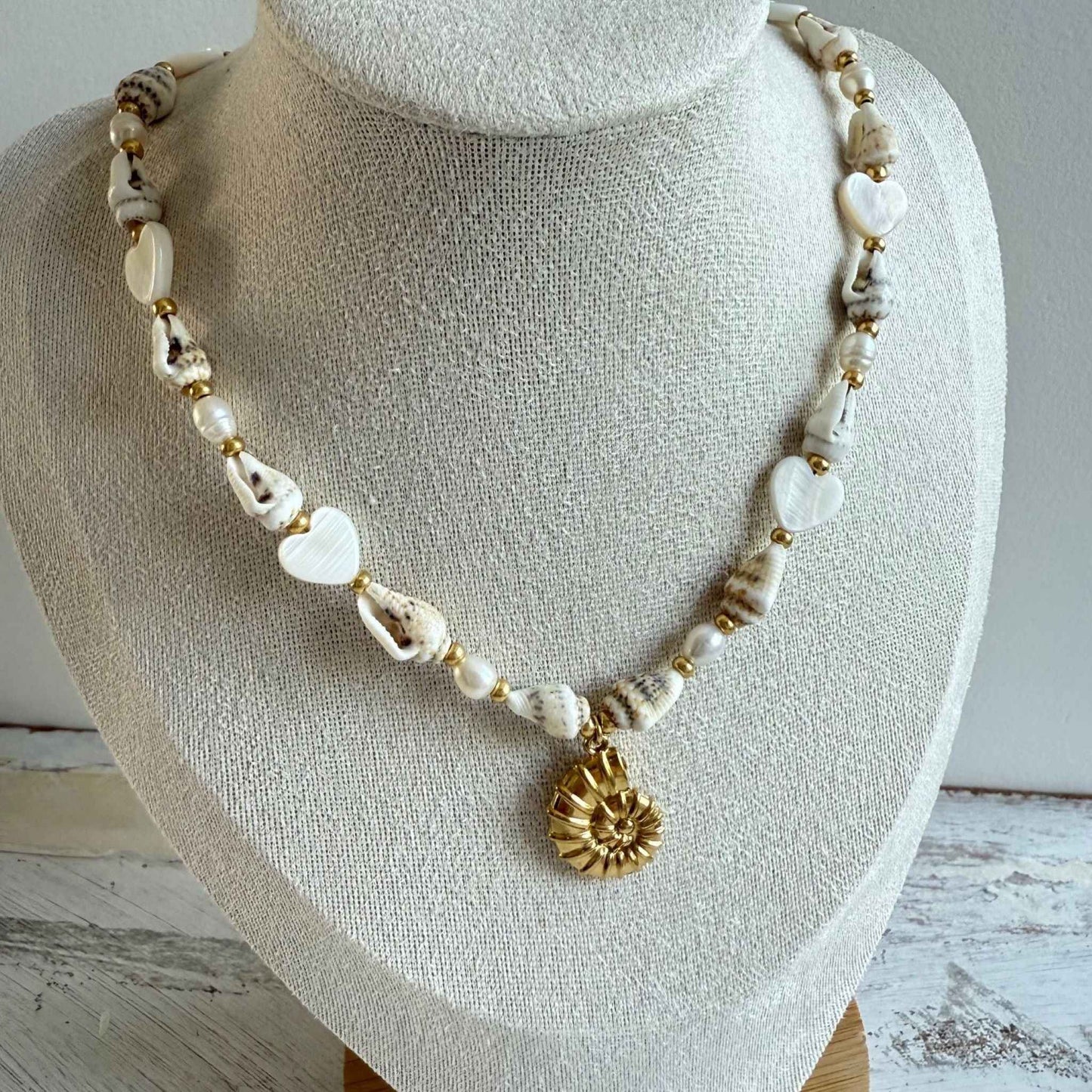 Choker van schelpjes en parelmoer hartjes en schelp bedel