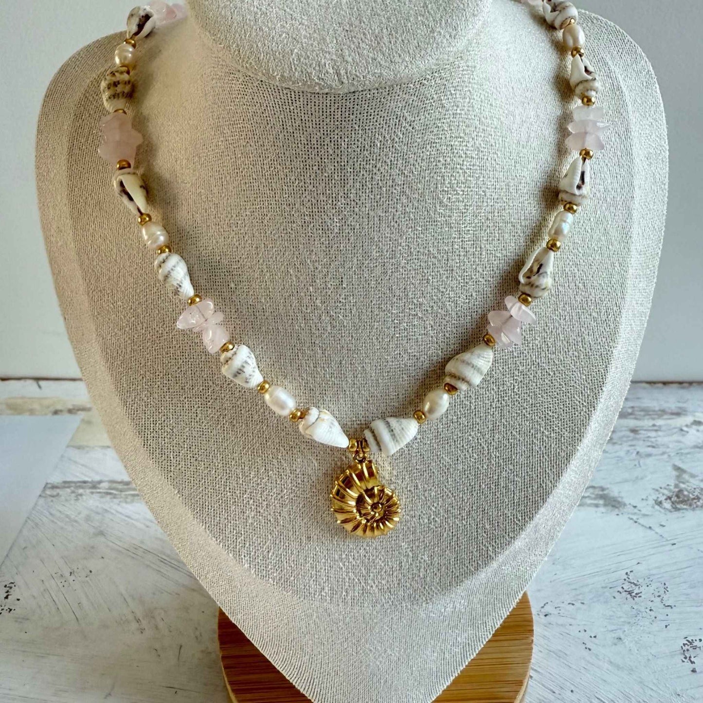 Choker van schelpjes en rozenkwarts