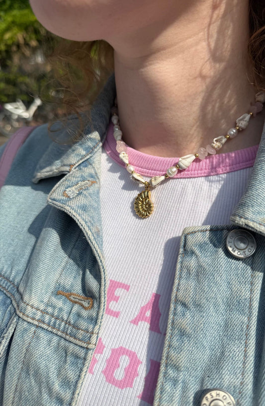 Choker van schelpjes en rozenkwarts