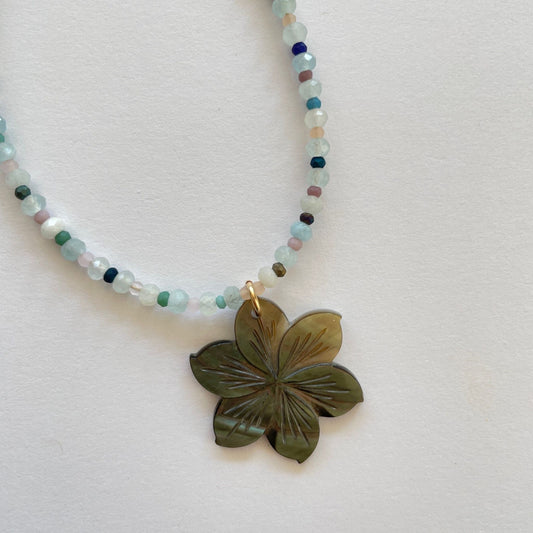 Ketting geregen van aquamarijn en diverse kraaltjes met Aloha bloem
