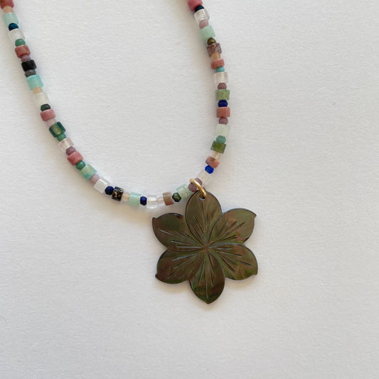 Ketting geregen van diverse edelsteen kraaltjes met Aloha bloem