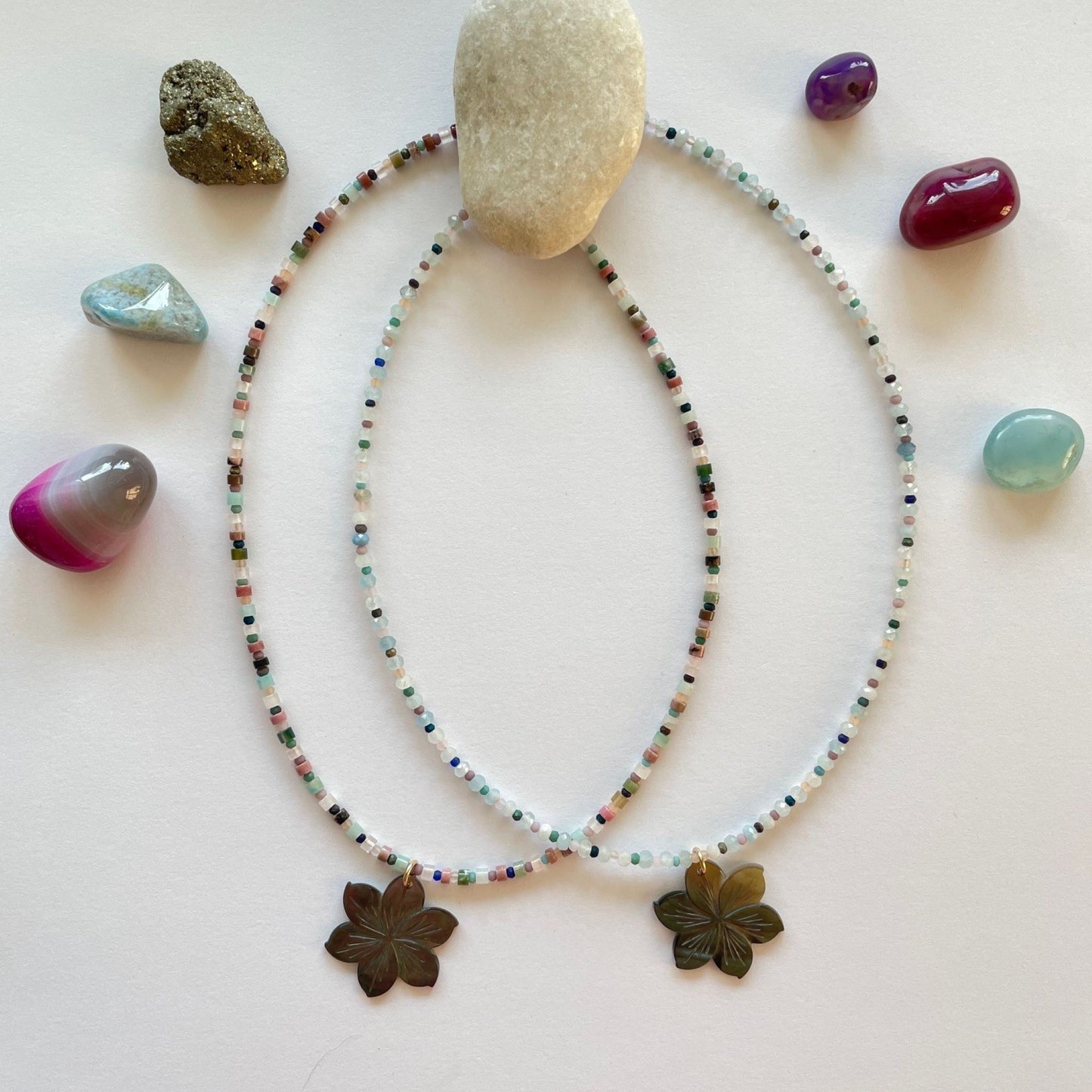 Ketting geregen van diverse edelsteen kraaltjes met Aloha bloem