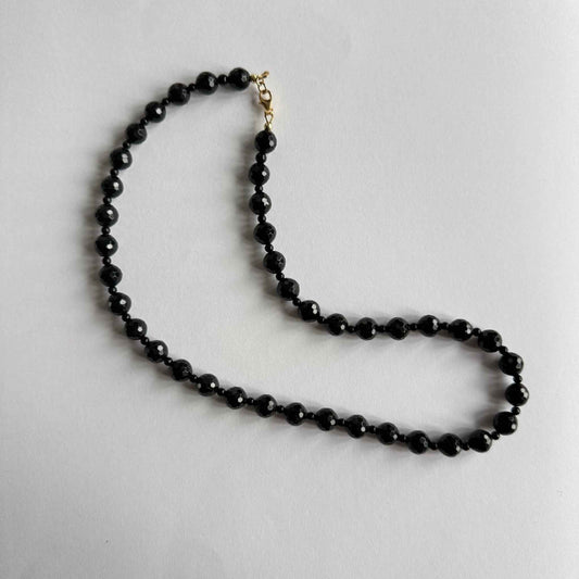 Ketting van zwarte toermalijn met gold filled slotje