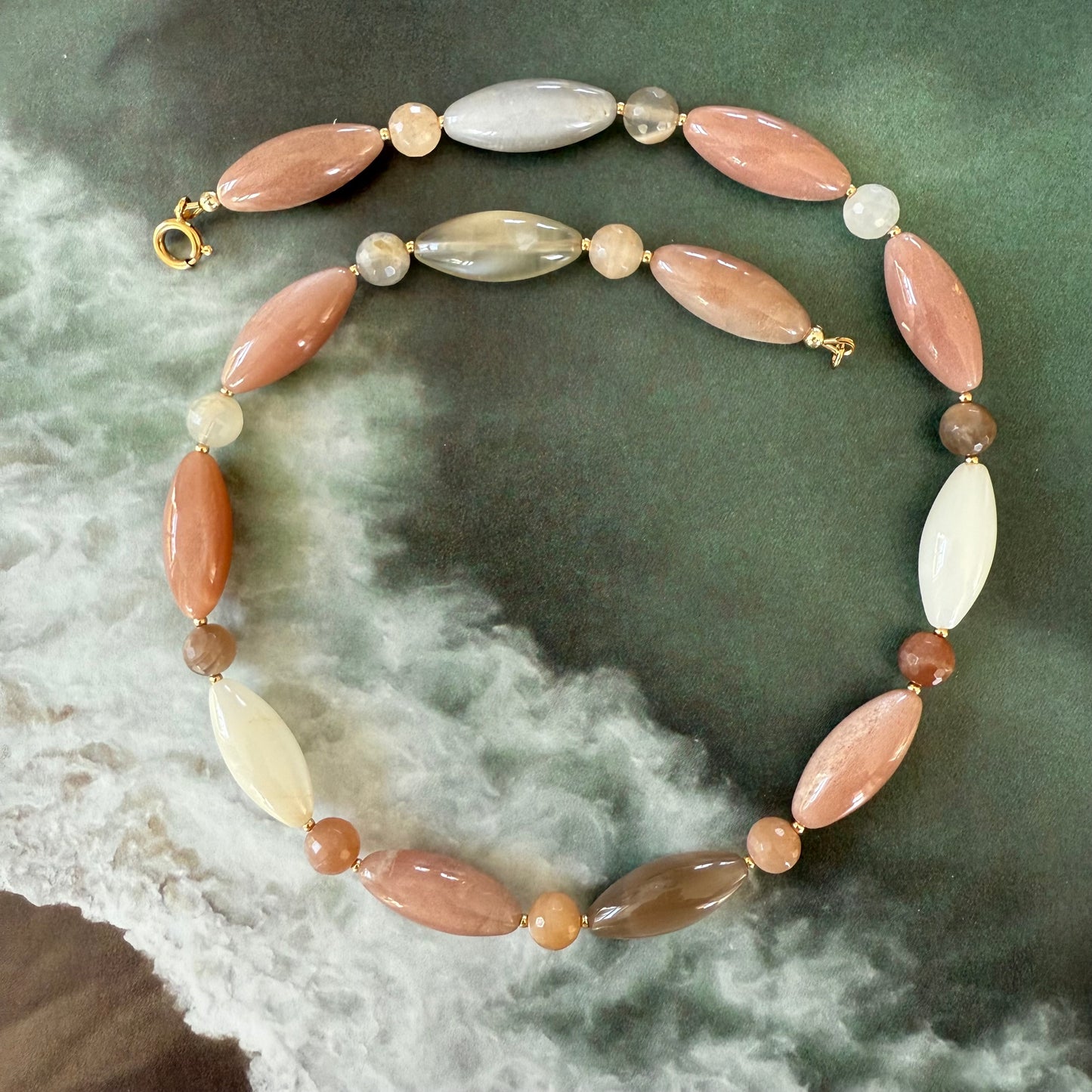 Ketting van maansteen