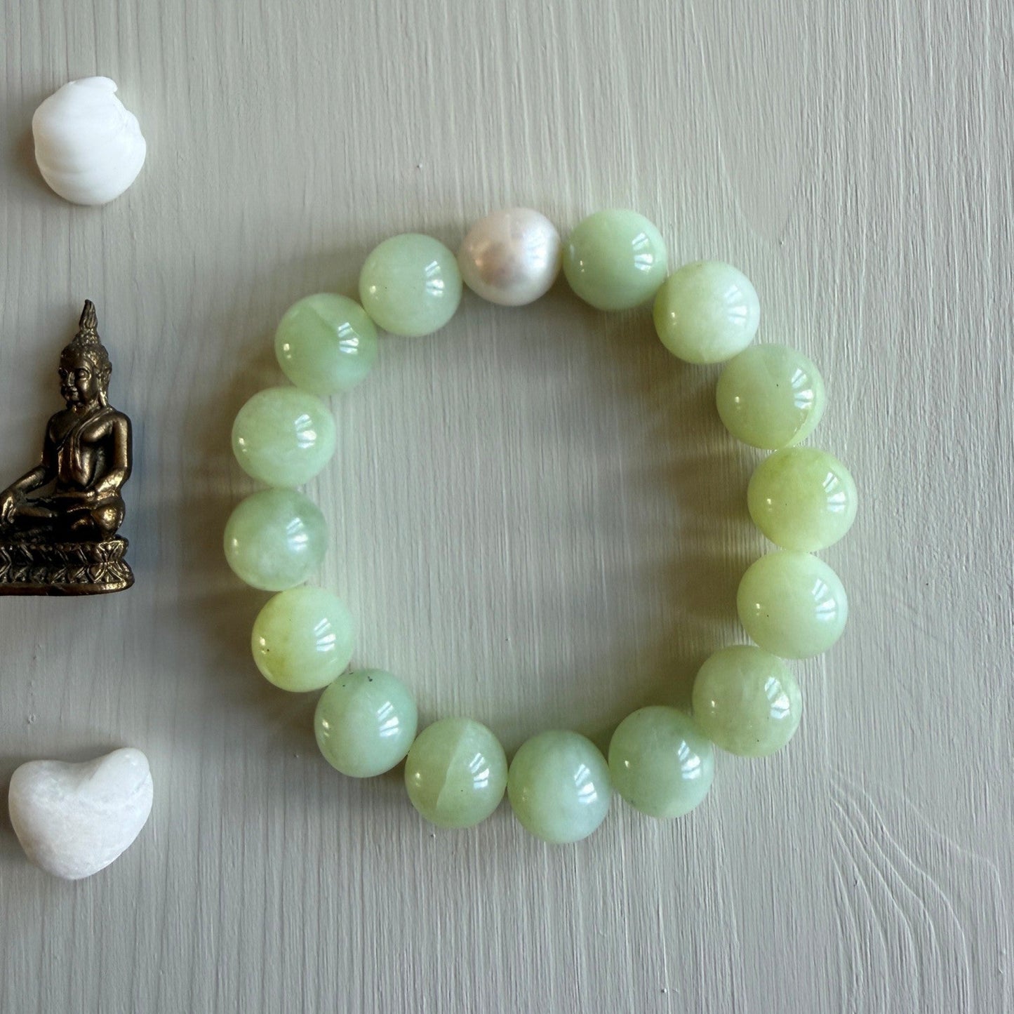 Armband op elastiek geregen van grote 12 mm kralen lichtgroene jade met een Edison zoetwaterparel - Engelina Jewelry