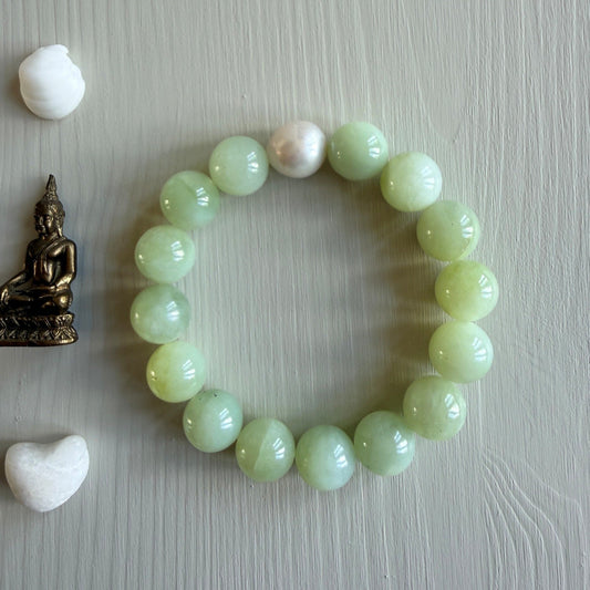 Armband op elastiek geregen van grote 12 mm kralen lichtgroene jade met een Edison zoetwaterparel - Engelina Jewelry
